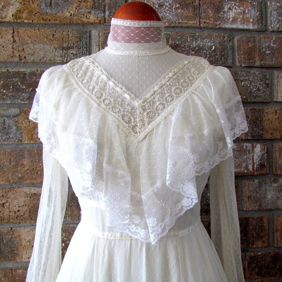 GUNNE SAX VICTORIAN STYLE WEDDING GOWN, CREAM w WHITE LACE, RUFFLES--GORGEOUS! - Picture 7 of 12